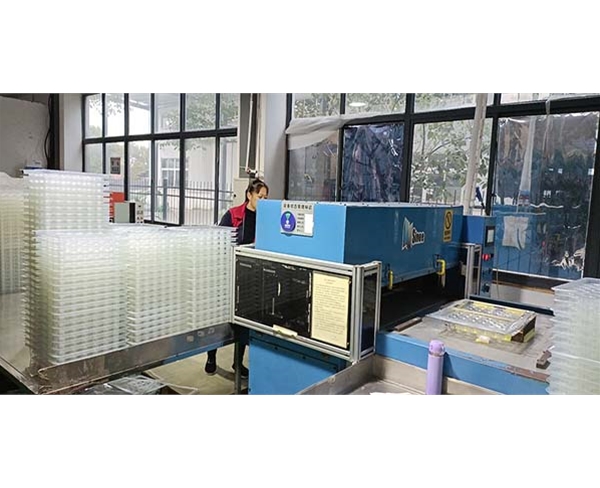 吸塑(su)車間(jian)一角(jiao)