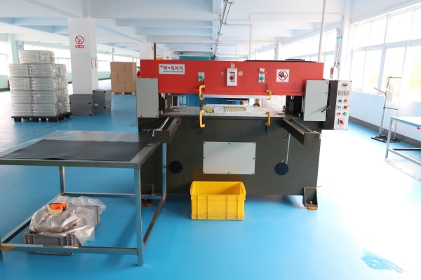 吸塑包(bao)裝生産(chan)車間