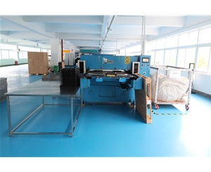 吸塑包(bao)裝生産車(che)間