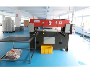 吸塑包(bao)裝生産車(che)間