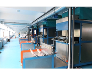 吸塑包(bao)裝生産車(che)間