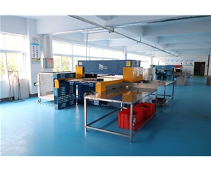 吸塑包(bao)裝生産車(che)間